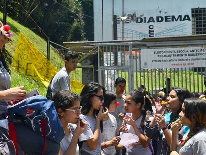 Estudantes ocuparam escolas de SP contra reorganização em 2015