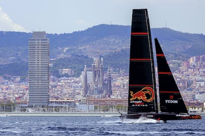 El barco AC75 de Alinghi Red Bull Racing durante un entrenamiento frente a Barcelona.