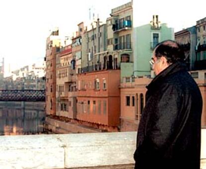 Joaquim Nadal, el 28 de diciembre de 2001, en el <i>Pont de pedra</i> sobre el Onyar.