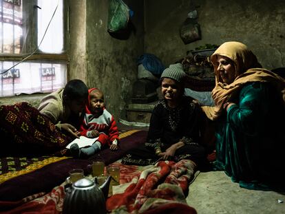 Razia, de 14 años, con su familia en casa, a las afueras de Kabul. La adolescente contrajo polio en los primeros meses de vida y depende de su familia en el día a día.