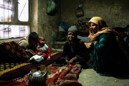 Razia, de 14 años, con su familia en casa, a las afueras de Kabul. La adolescente contrajo polio en los primeros meses de vida y depende de su familia en el día a día.