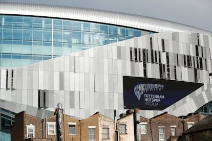 A fachada do estádio, com algumas casas no bairro de Tottenham em primeiro plano.