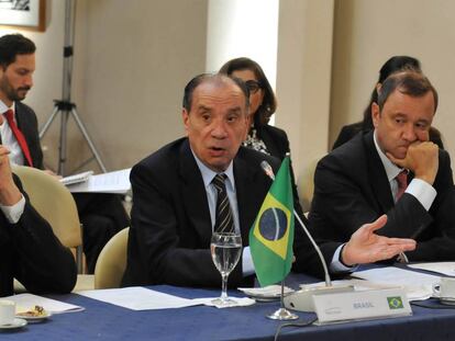 O chanceler brasileiro, Aloysio Nunes (C), em visita à Argentina, em março.