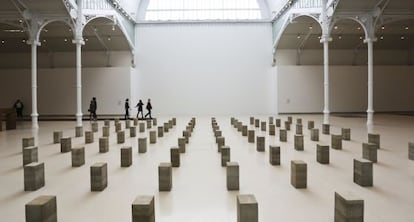 Una de las instalaciones escultóricas de la retrospectiva que se puede ver en Madrid.
