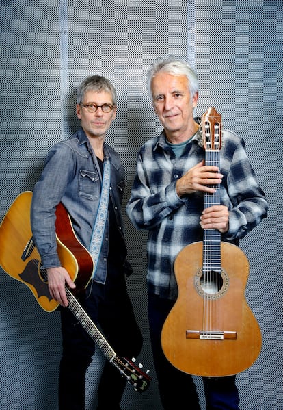 Ariel Rot, a la izquierda, y Kiko Veneno posan en el estudio Ritmo y Compás, en Madrid. 