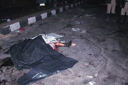 El cadáver de una víctima de los atentados yace en una calle de Sharm el Sheij.