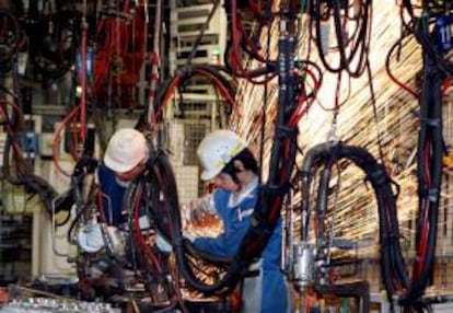 Empleados de la compañía Nissan trabajando en una estación de la Planta Oppama, situada a 50 kilómetros de Tokio. EFE/Archivo