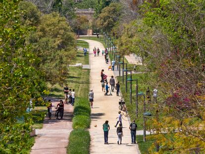 Por el antiguo cauce del Túria, en Valencia, convertido en parque, corren, pasean y pedalean valencianos y turistas.