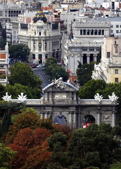 Vista de Puerta de Alcalá entre los árboles del parque de El Retiro, Madrid