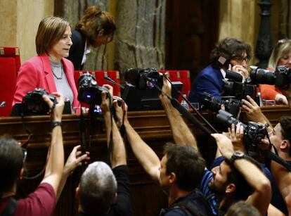 Lo vivido en la votación sobre el referéndum y su manera de proceder, Sra. Forcadell ha sido lamentable, vergonzoso y bochornoso. Es realmente una dictadura, una tiranía su forma de proceder. Usted se ha retratado y ha mostrado su prisa en declarar la independencia, aprovechándose de la debilidad del gobierno central. Contra la opinión de los expertos juristas, sin ningún respeto a la oposición, sin la firma del secretario. Es decir, saltándose las normas más esenciales del Parlament y arrasando todo lo democrático.