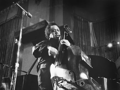 Charles Mingus (1922-1979) toca el contrabajo en un concierto en Michigan, en 1977.