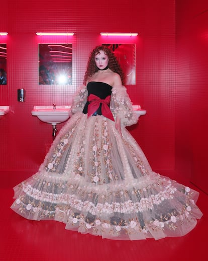 Chappell Roan, el pasado 9 de marzo en el desfile de Valentino en la semana de la moda de París. Alessandro Michele, director creativo de la firma, la vistió uno de sus diseños de alta costura.