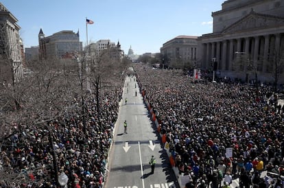 Milhares de pessoas durante a marcha contra o livre acesso às armas de fogo em Washington.