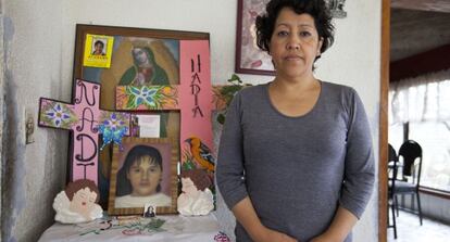 Antonia, junto al altar dedicado a su hija Nadia.