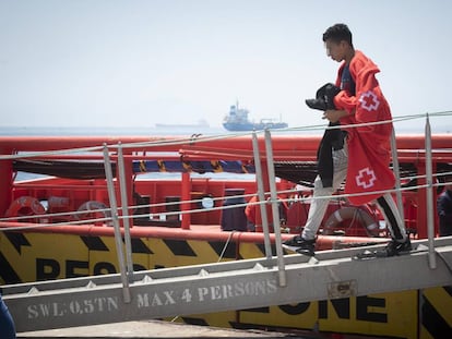 Uno de los menores migrantes no acompañados de origen marroquí desembarca en el puerto de Algeciras.
 