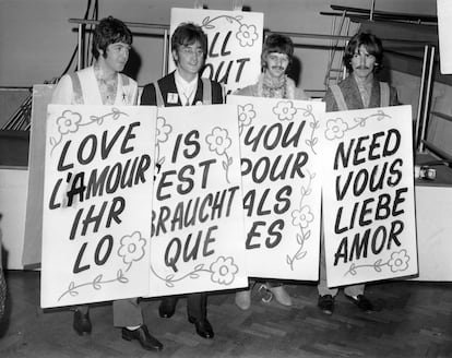 Paul McCartney, John Lennon, Ringo Starr y George Harrison, el 24 de junio de 1967 en los Abbey Road Studios de Londres en la presentación de 'All You Need Is Love', que al día siguiente interpretarían en programa 'Our World'.
