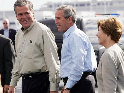 El gobernador de Florida, Jeb Bush (izquierda); su hermano, el presidente Bush, y su esposa, Laura, ayer en Florida.