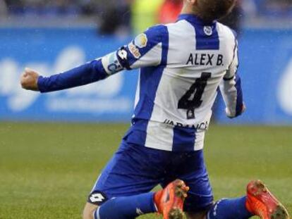 Álex Bergantiños celebra el triomf del Deportivo.