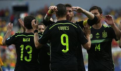 Os jogadores da seleção celebram um gol contra a Austrália.