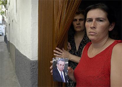 Ana María y Juana Castañeda muestran la foto de su padre, hallado muerto el jueves en Cazorla.