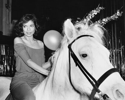 Bianca Jagger a lomos de un caballo blanco en la discoteca Studio 54 en 1977.