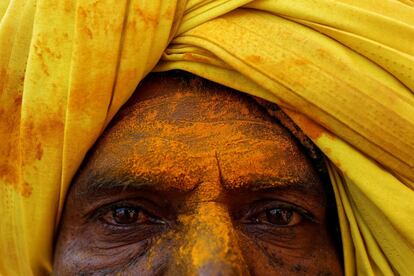 Un devoto pintado con cúrcuma, espera ante una procesión en el templo de Khandoba durante 'Somvati Amavasya', en Jejuri (India).