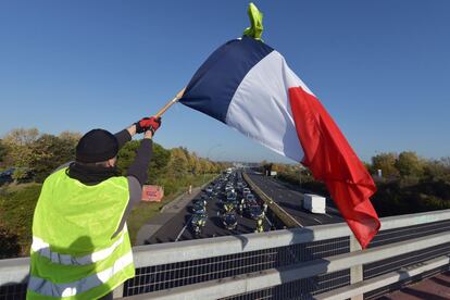 En el periférico que rodea París, un gran contingente policial controló a primera hora a pequeños grupos de 'chalecos amarillos' para evitar un bloqueo total de la capital francesa. En la imagen, un manifestante en un puente en una carretera a su paso por Toulouse.