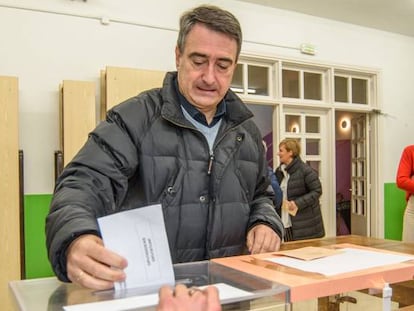 El cabeza de lista del PNV al Congreso por Bizkaia, Aitor Esteban, vota este domingo en un colegio electoral de la localidad vizcaína de Zeberio.