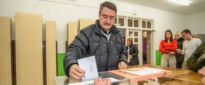 El cabeza de lista del PNV al Congreso por Bizkaia, Aitor Esteban, vota este domingo en un colegio electoral de la localidad vizcaína de Zeberio.