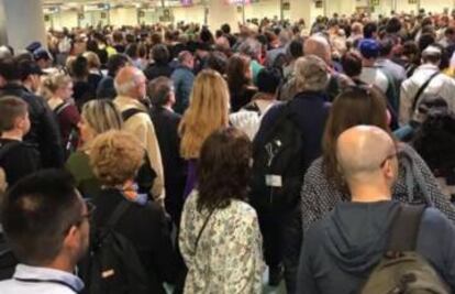 Colas ante los puestos de control de pasaportes de la T4 de Barajas el pasado mes de mayo.