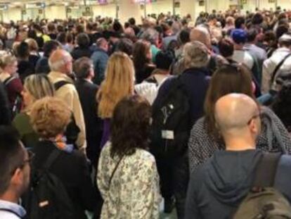 Colas ante los puestos de control de pasaportes de la T4 de Barajas el pasado mes de mayo.