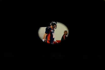 Peyton Manning, de los Broncos de Denver, sale al campo para jugar ante los San Diego Chargers en la Liga estadounidense de f&uacute;tbol americano.