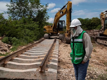 Ingenieros militares construyen el tramo del Tren Maya en Mazcanú, en Yucatán.