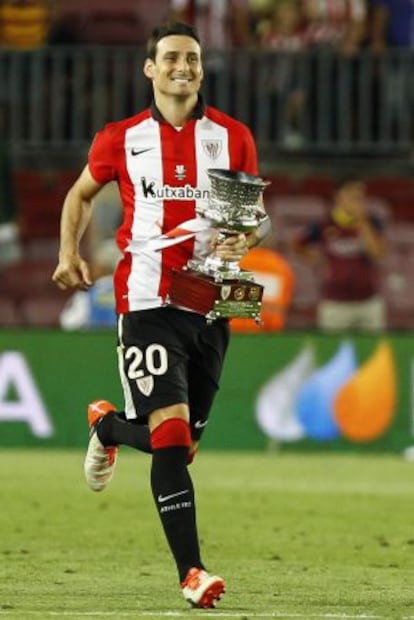 Aritz Aduriz, con el trofeo de la Supercopa