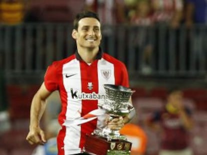 Aritz Aduriz, con el trofeo de la Supercopa