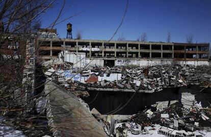 As ruínas de Packard Plant, símbolo da decaída urbana, que foram adquiridas pelo investidor espanhol Fernando Palazuelo para serem transformadas em área residencial.