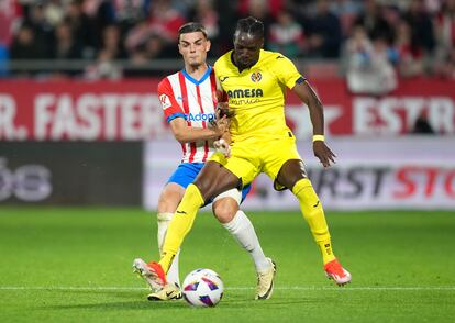 Bertrand Traoré (d), disputa un balón con Miguel Gutiérrez durante el partido.