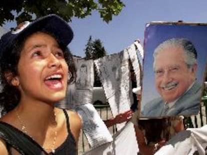 Una partidaria de Pinochet protesta contra su arresto, ayer, ante el cuartel del Ejército en Santiago.