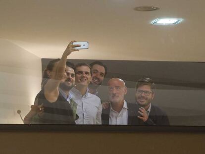 Albert Rivera se hace un selfie con dirigentes de Ciudadanos este viernes en San Sebastián.