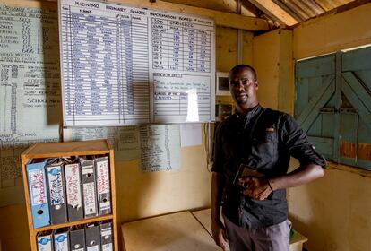 Abdilkadir Ahmed Abdila, director del colegio Midnimo. Tiene por delante el desafío de mantener la calidad de la enseñanza en su centro pese a los recortes que sufren desde el año pasado. "El presupuesto es cada vez menor; en este colegio despidieron 17 profesores. Ahora quedan 37".