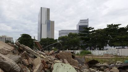 Escombros da Vila Autódromo e o Parque Olímpico no fundo.