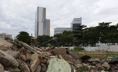 Escombros da Vila Autódromo e o Parque Olímpico no fundo.