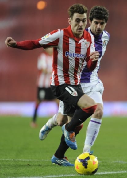 Ibai conduce la pelota en el duelo contra el Valladolid.