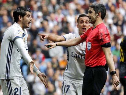 Morata habla con el árbitro Undiano Mallenco ante Lucas Vázquez.