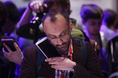 Un asistente al Mobile World Congress de Barcelona utiliza un ipad en febrero pasado.