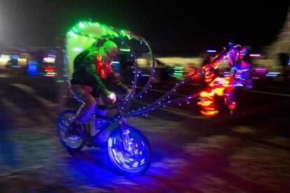 Bicicletas y trajes con luces de colores brillan en el Midburn Festival de Israel.