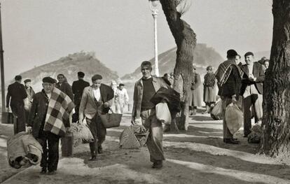 Un grupo de presos sale de la cárcel de Ondarreta en 1942.