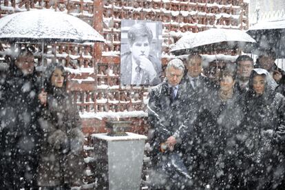 El homenaje a Gregorio Ordóñez, dirigente del PP asesinado por ETA hace 20 años, ha tendido lugar bajo una intensa nevada a la puerta del Parlamento Vasco.