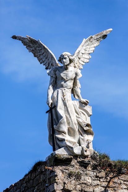 Escultura de un ángel de la guarda con espada en el cementerio de Comillas. 