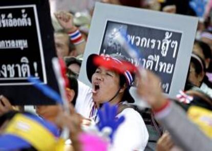 Simpatizantes del líder del movimiento antigubernamental, Suthep Thaugsuban, continúan con protestas cerca del parque Lumpini en Bangkok (Tailandia).